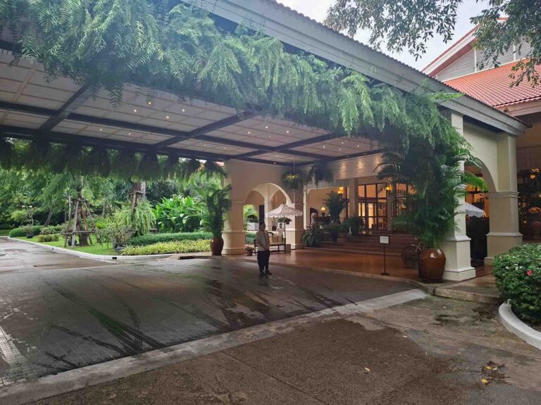 Covered entrance to Sofitel Angkor Phokeethra