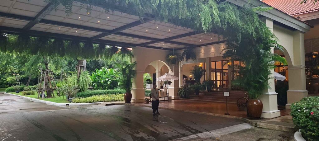 covered entrance to Sofitel Angkor Phokeethra